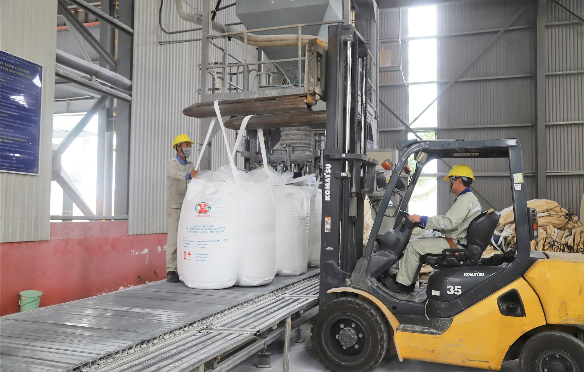 Sản phẩm alumin của Công ty Nhôm Lâm Đồng được xuất khẩu đi nhiều nước trên thế giới