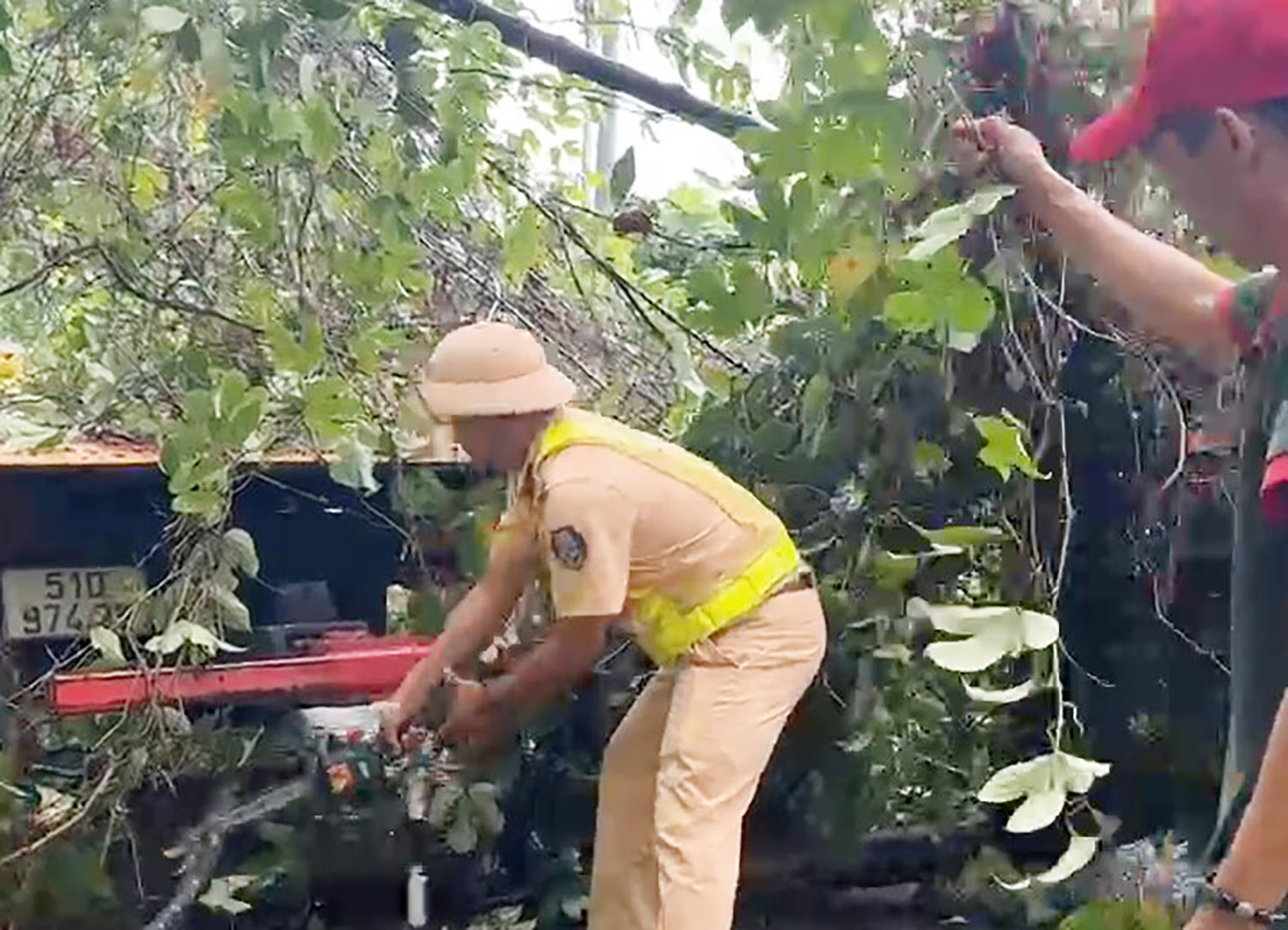 Lực lượng chức năng sử dụng cưa máy cắt cây để dễ di chuyển khỏi hiện trường