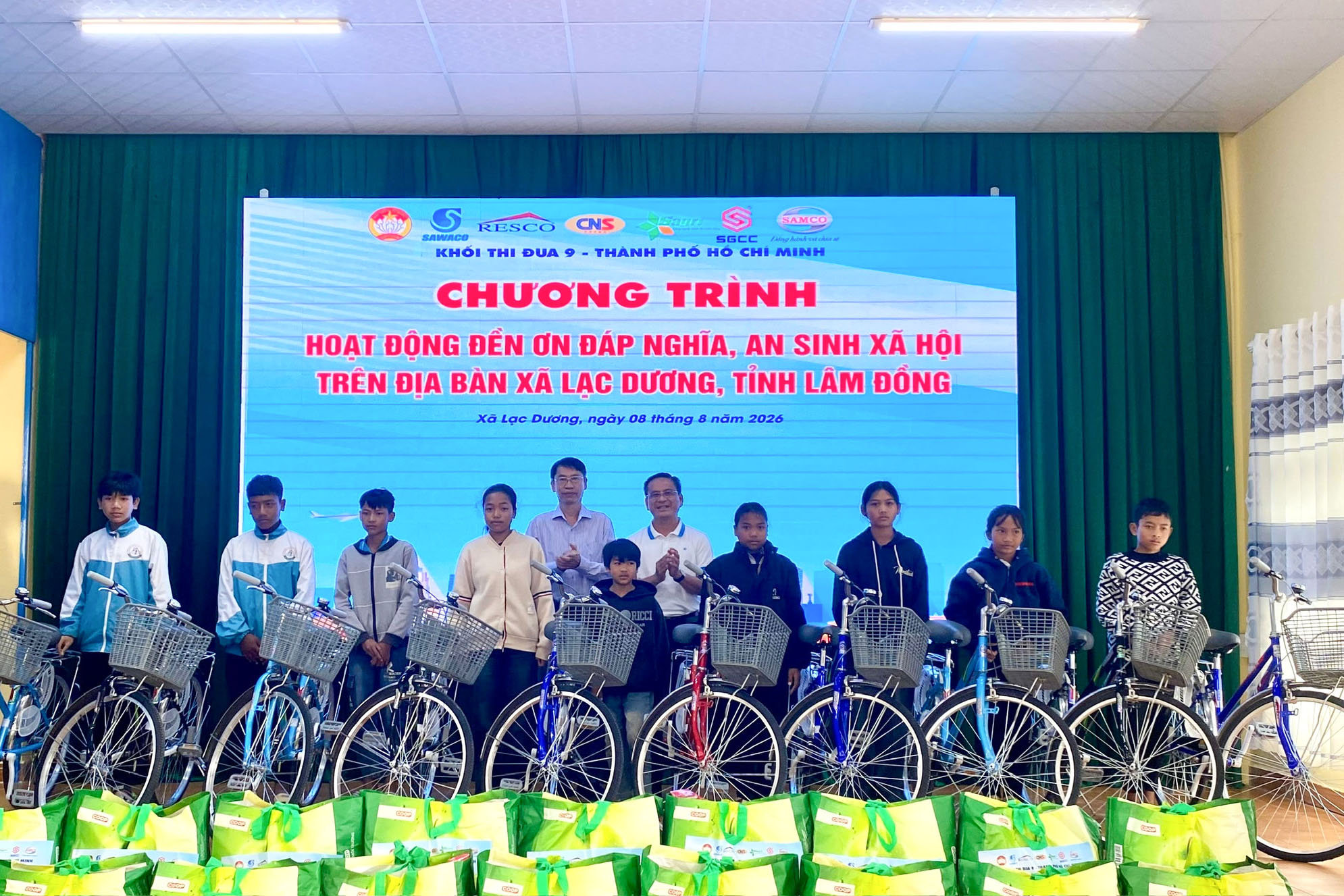 tang-xe-dap-cho-hoc-sinh-toi-truong.jpg