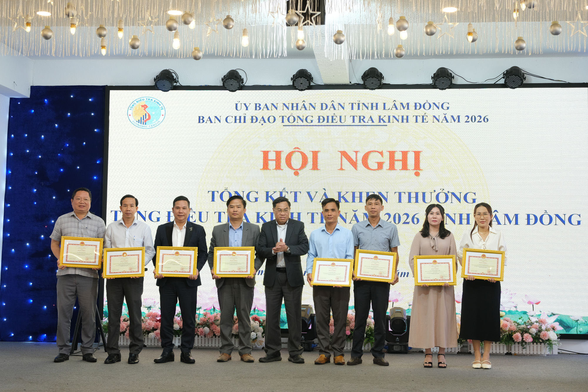 Đồng chí Võ Ngọc Hiệp, Tỉnh ủy viên, Phó Chủ tịch UBND tỉnh trao Bằng khen của Bộ Tài chính cho các cá nhân, tập thể có thành tích xuất sắc