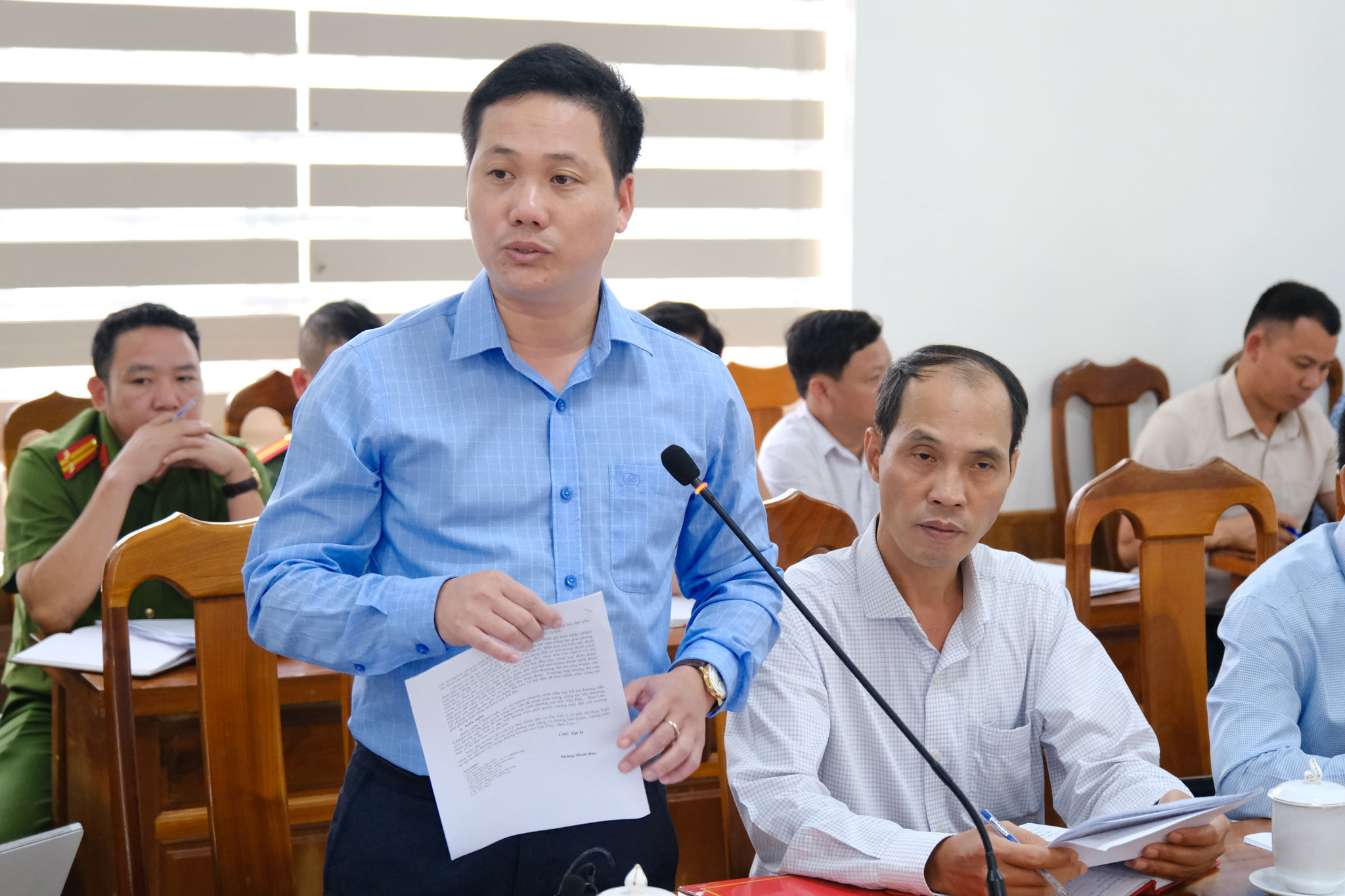 Phung Minh Duc, Chairman of the People's Committee of Da Teh 2 Commune, reports on site clearance progress in the locality