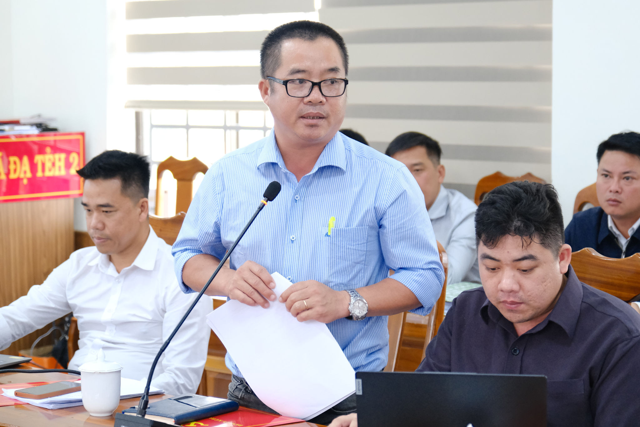 Representative of Son Hai Group, the project contractor, speaks at the working session.