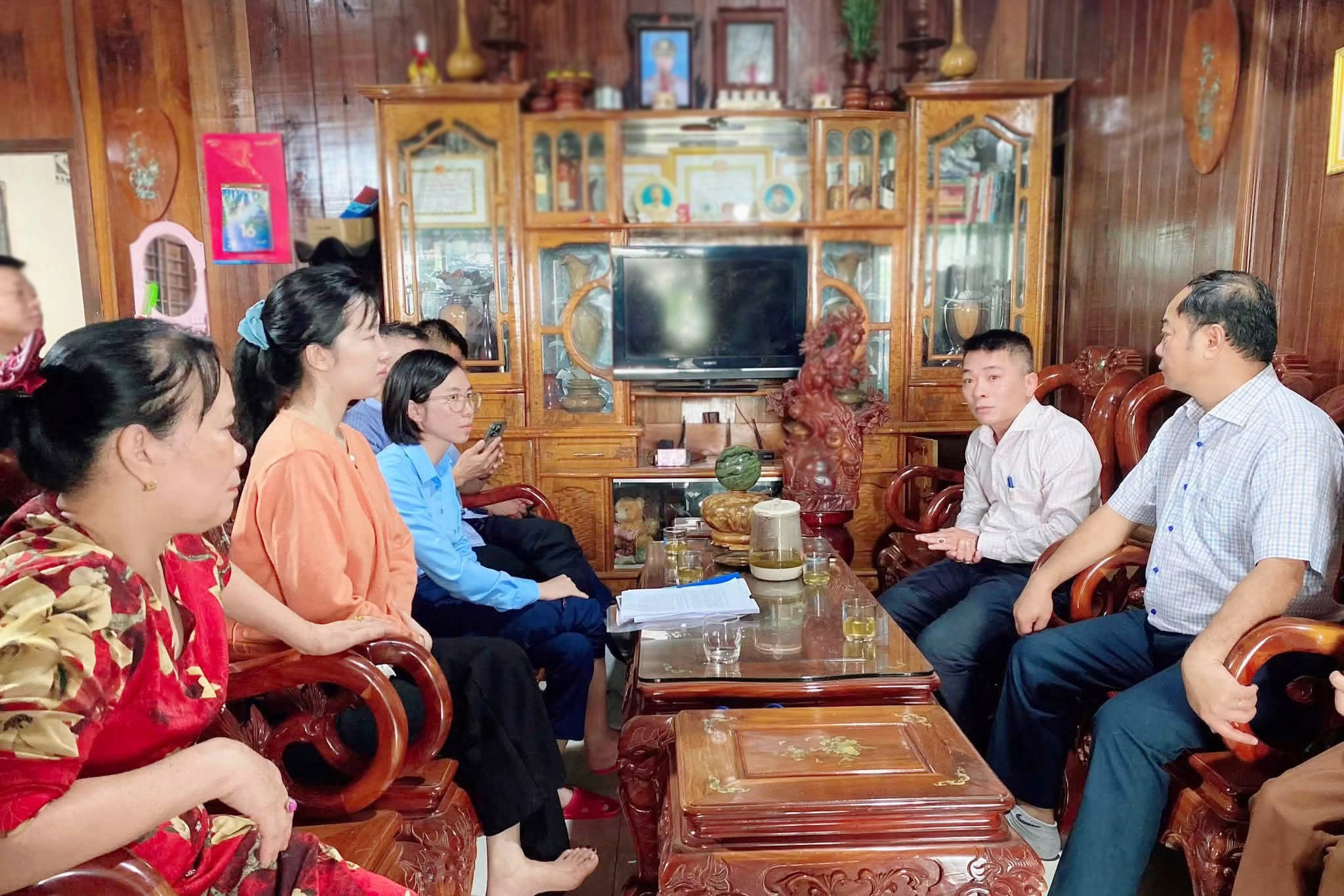 phuong-bac-gia-nghia-cung-cac-don-vi-lien-quan-tuyen-truyen-van-dong-nguoi-dan-ban-giao-mat-bang-du-an-quang-truong-gia-nghia(1).jpg