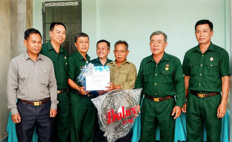 11.8 - Những căn nhà được bàn giao, những món quà được trao tặng là sự sẻ chia, đồng hành của các CCB với hội viên khó khăn
