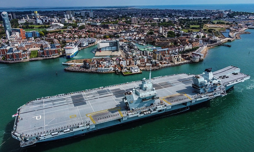 Tàu sân bay HMS Prince of Wales của Hải quân Hoàng gia Anh tại cảng Portsmouth
