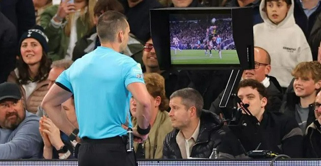UEFA muốn trọng tài có tiếng nói quyết định hơn