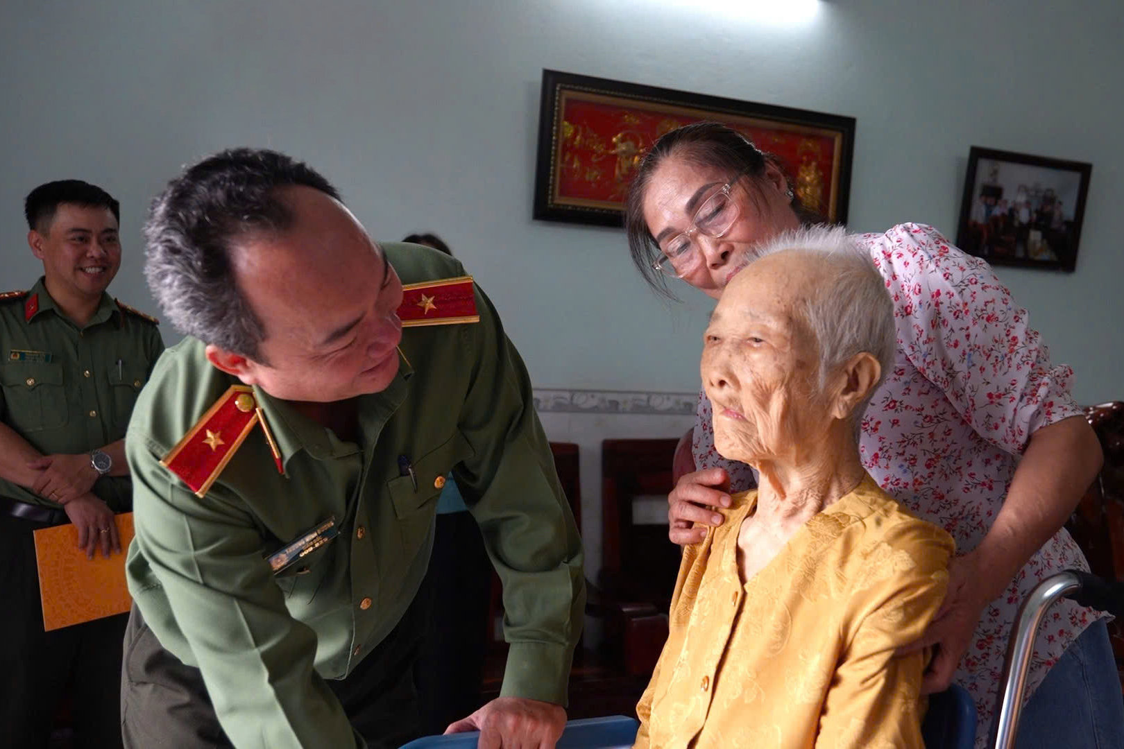 thieu-tuong-truong-minh-duong-giam-doc-cong-an-tinh-lam-dong-tham-hoi-dong-vien-me-viet-nam-anh-hung-bui-thi-xe-anh-le-tien.jpg