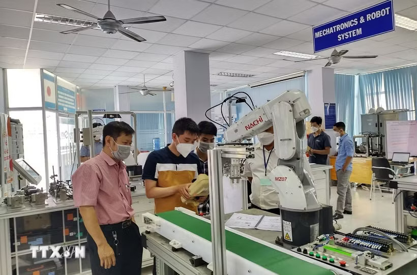 Xưởng thực hành tự động hóa với Robot tại Trung tâm Đào tạo Khu Công nghệ cao Thành phố Hồ Chí Minh. (Ảnh: TTXVN phát)