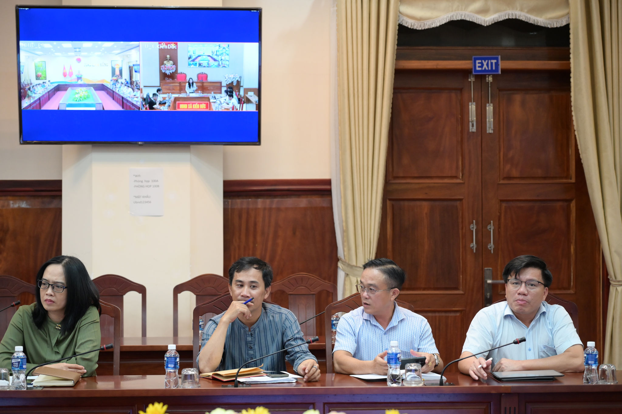 các lãnh đạo địa phương dự họp trực tiếp