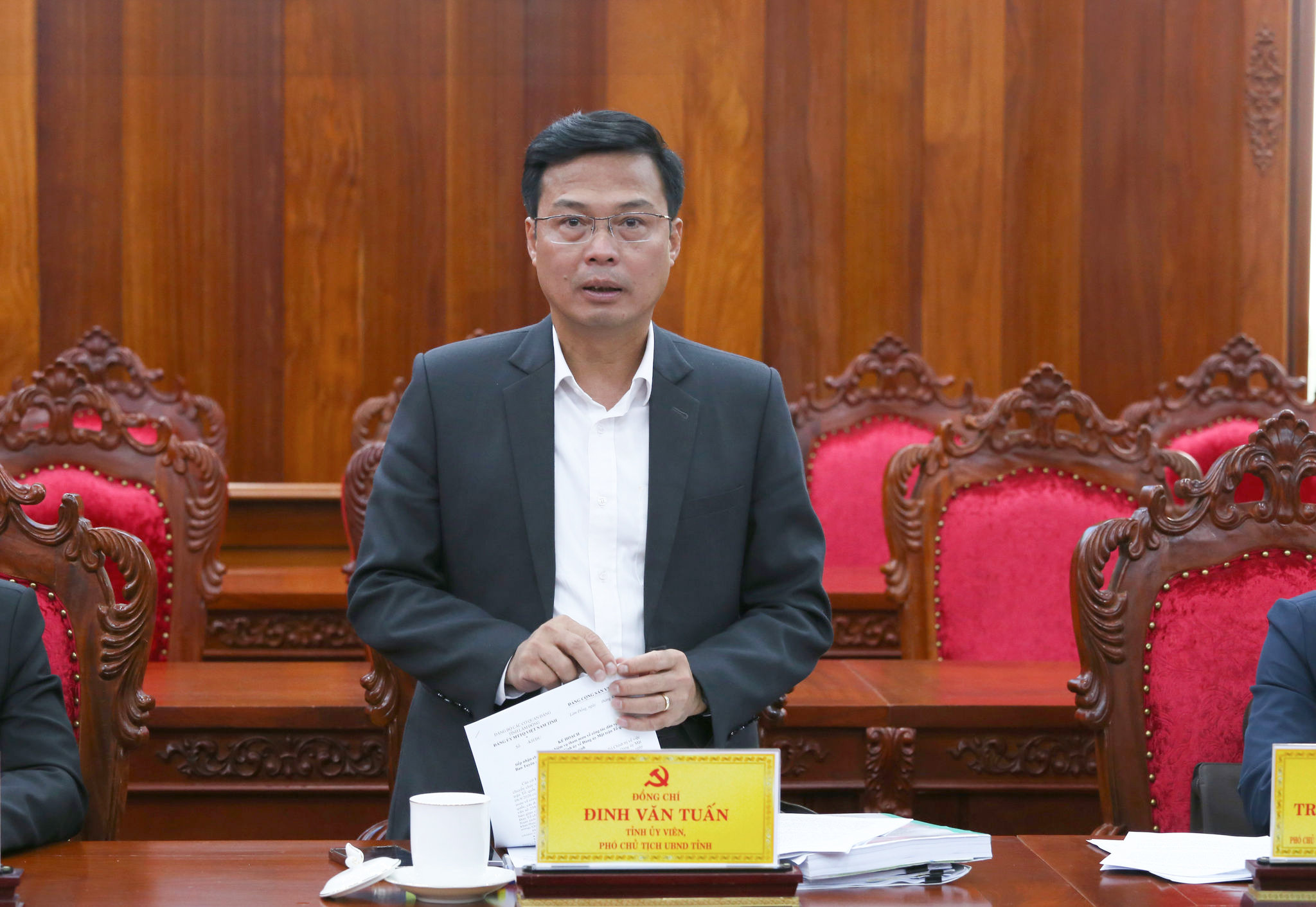 dong-chi-dinh-van-tuan-tinh-uy-vien-pho-chu-tich-ubnd-tinh-lam-dong-tra-loi-mot-so-y-kien-duoc-dua-ra-tai-buoi-lam-viec(1).jpg