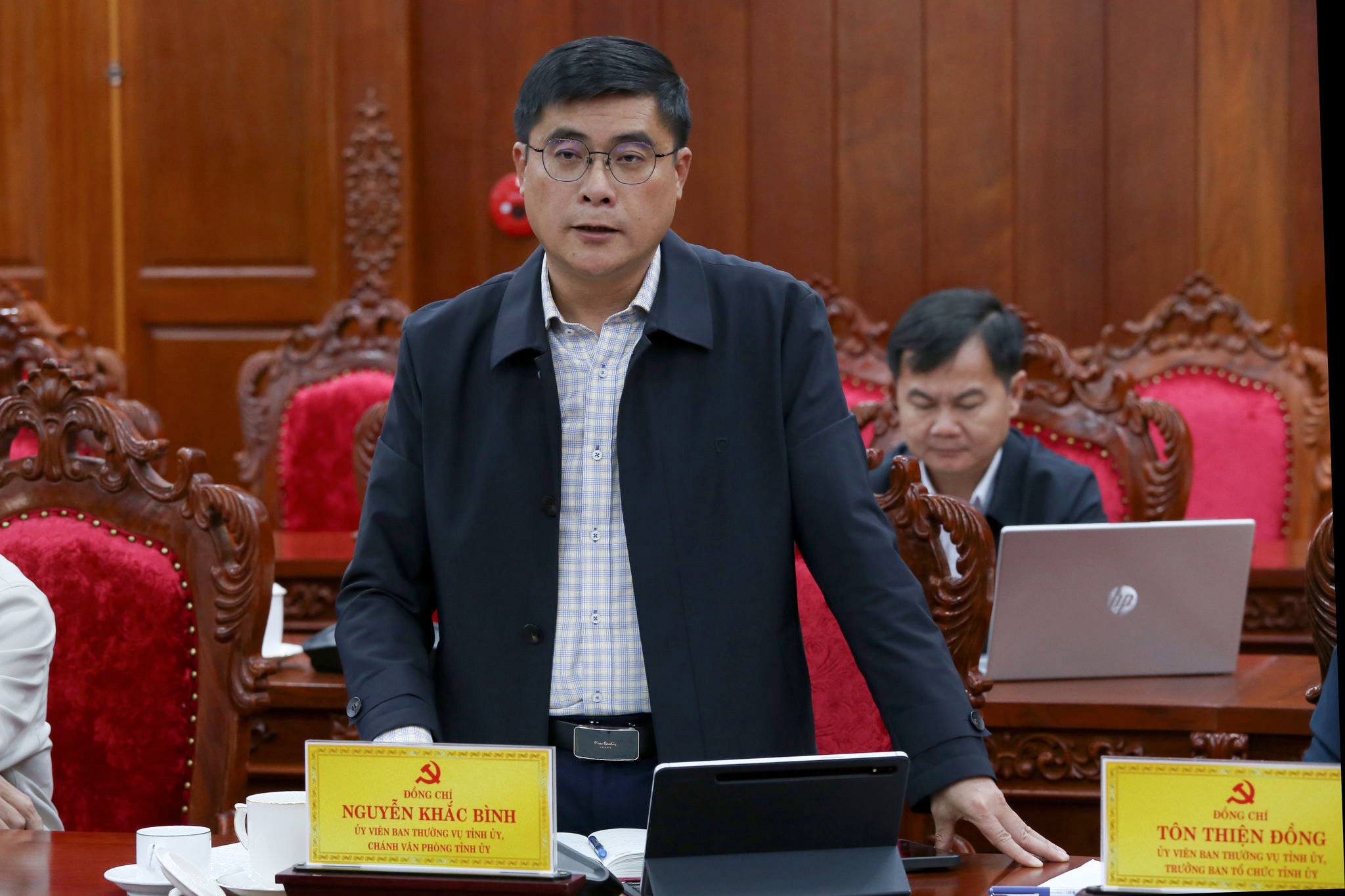 dong-chi-nguyen-khac-binh-uy-vien-ban-thuong-vu-tinh-uy-chanh-van-phong-tinh-uy-phat-bieu-tai-buoi-lam-viec(1).jpg