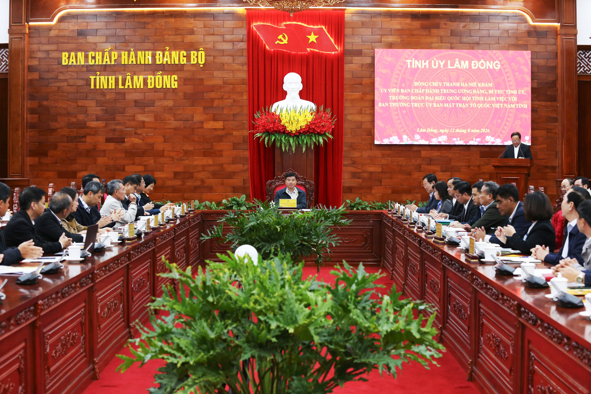 dong-chi-y-thanh-ha-nie-kdam-uy-vien-ban-chap-hanh-trung-uong-dang-bi-thu-tinh-uy-truong-doan-dai-bieu-quoc-hoi-tinh-lam-dong-chu-tri-buoi-lam-viec(1).jpg