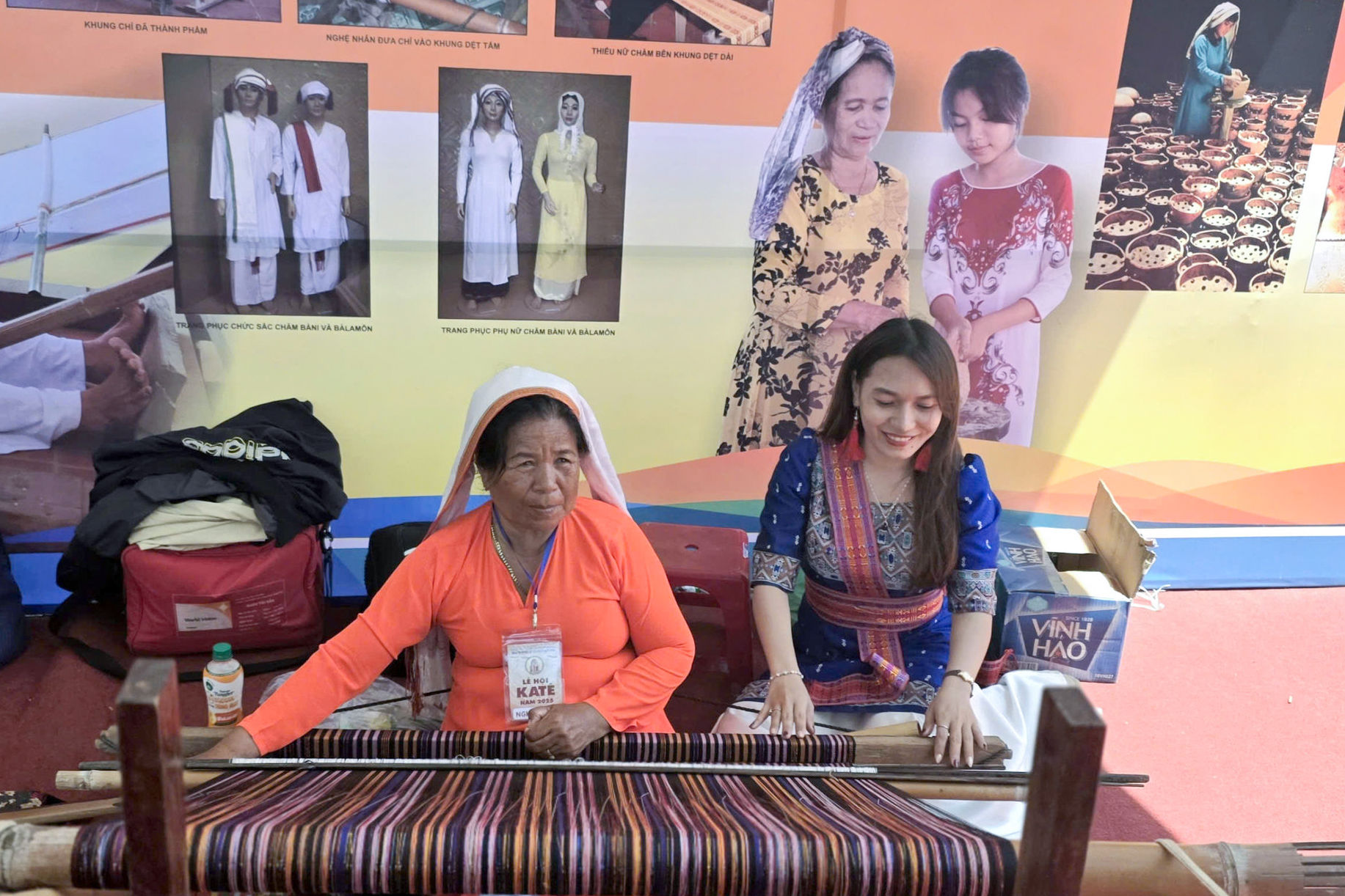 du-khach-thich-thu-chup-anh-ben-khung-det-cung-nghe-nhan-ma-thi-thuan(1).jpg