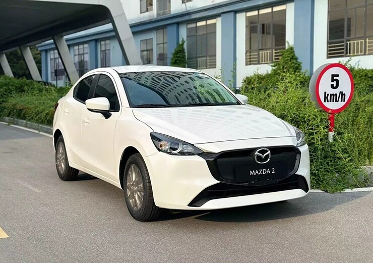 Đầu xe Mazda2 2026 nổi bật với cụm đèn chiếu sáng LED