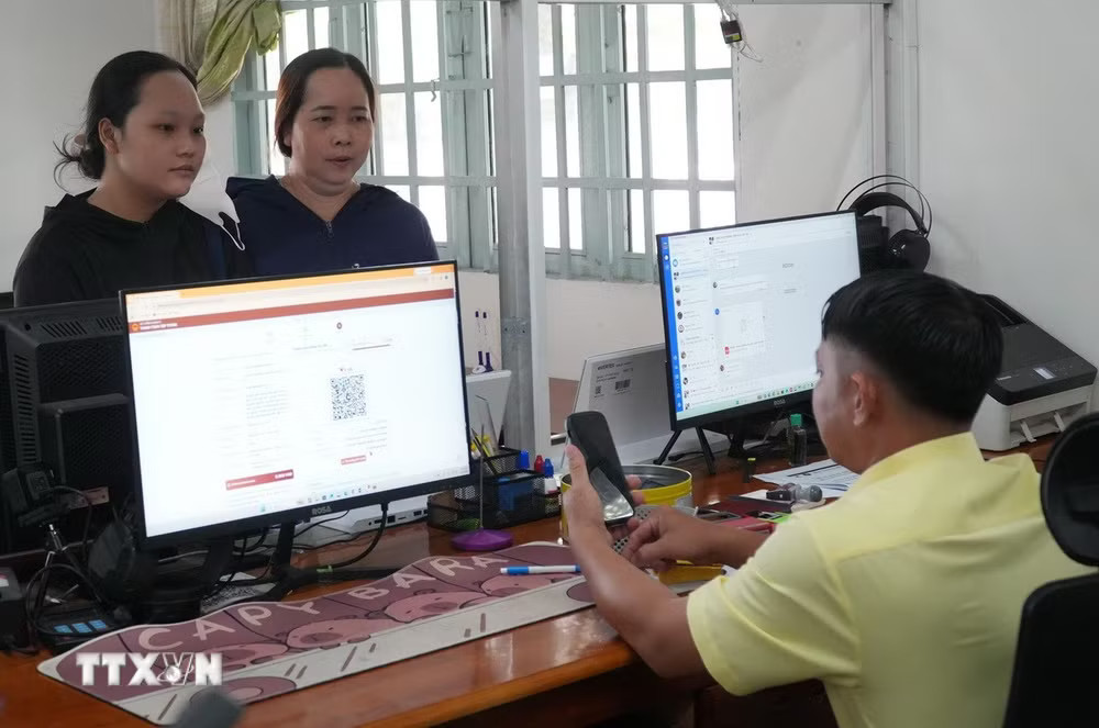 Chiếc điện thoại không còn chỉ là phương tiện liên lạc mà trở thành “cửa ngõ” để người dân tiếp cận dịch vụ công, y tế, giao dịch và nhiều tiện ích khác trong đời sống. (Ảnh: Hữu Duyên/TTXVN) ttxvn-cong-dan-so-5.jpg