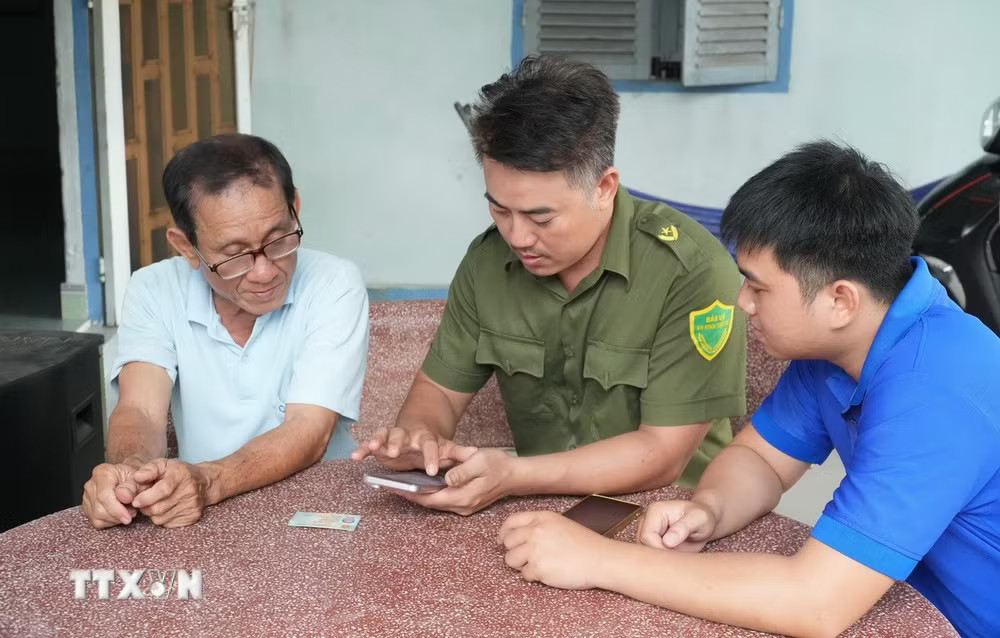 Lực lượng tại chỗ được duy trì như một “điểm tựa số,” hỗ trợ khi người dân gặp một thủ tục mới, một ứng dụng mới hay một nguy cơ mới trên môi trường mạng. (Ảnh: Hữu Duyên/TTXVN) ttxvn-cong-dan-so-2.jpg