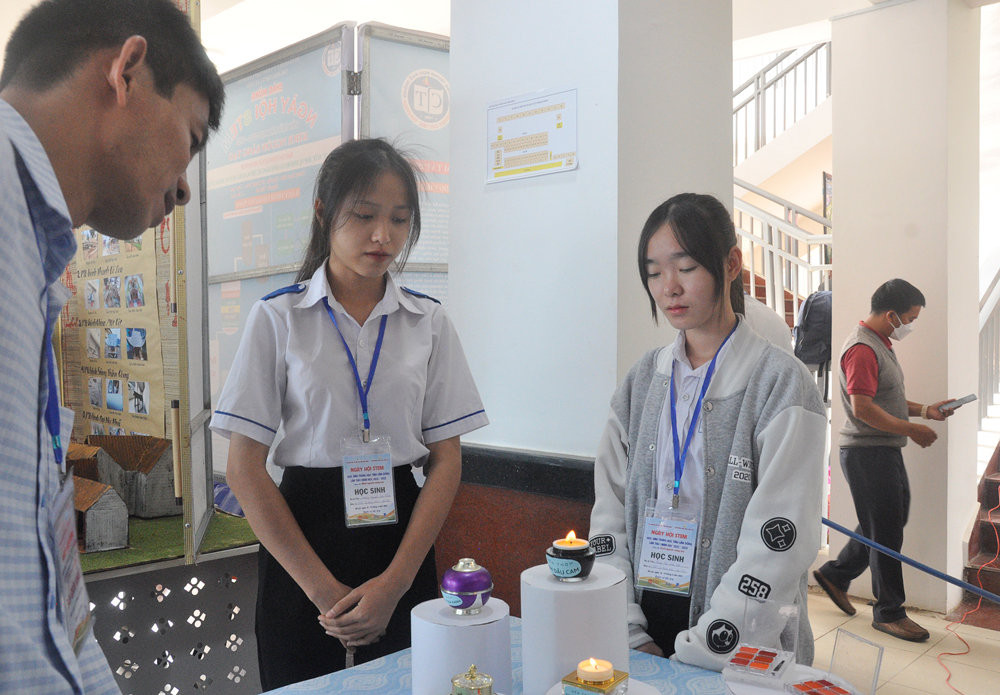 mot-san-pham-stem-cua-hoc-sinh-truong-thpt-don-duong-xa-don-duong- (1)