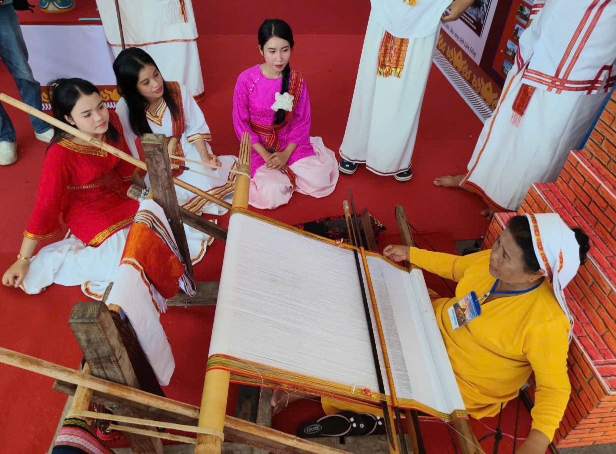 nghe-nhan-ma-thi-thuan-trinh-dien-nghe-det-truyen-thong-cua-dong-bao-cham-lam-dong.jpg