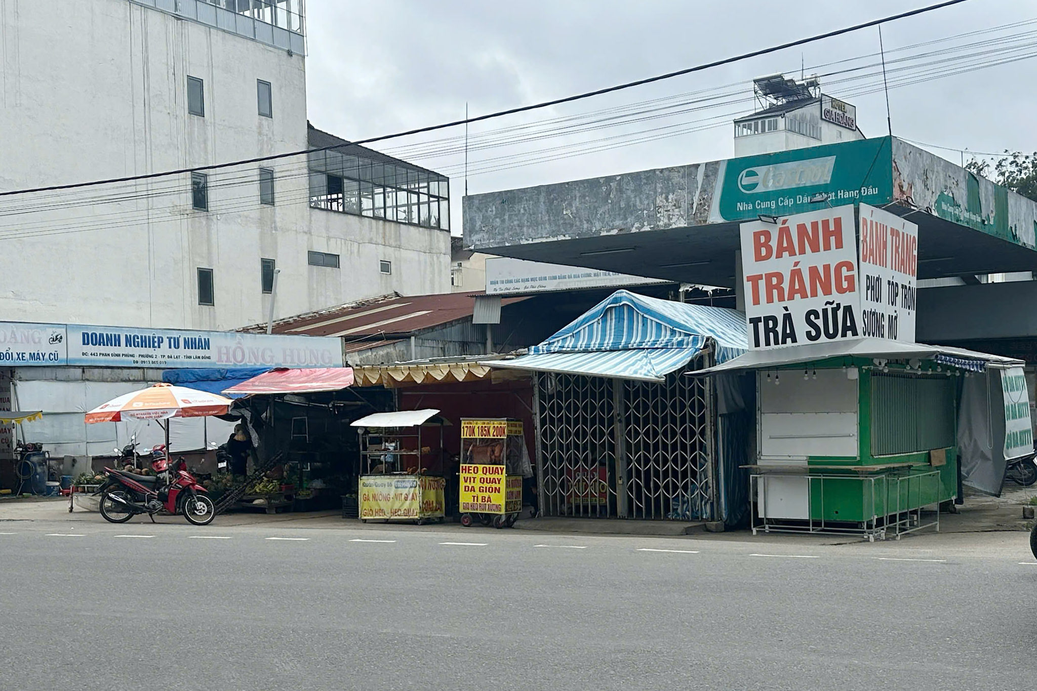 Tại khu đất đã được bán đấu giá ở số 443 Phan Đình Phùng có các cá nhân, hộ kinh doanh đang sử dụng mặt bằng