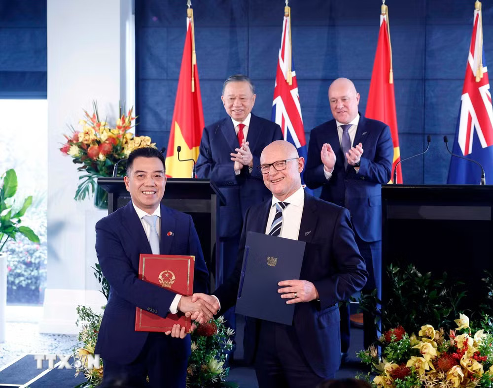 ttxvn-tong-bi-thu-chu-tich-nuoc-to-lam-va-thu-tuong-new-zealand-chung-kien-le-trao-van-kien-hop-tac-3.jpg