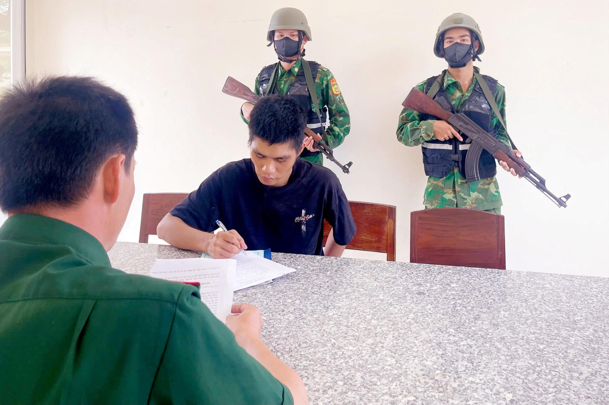 anh-2-can-bo-don-bien-phong-thanh-hai-lap-bien-ban-vu-viec(1).jpg