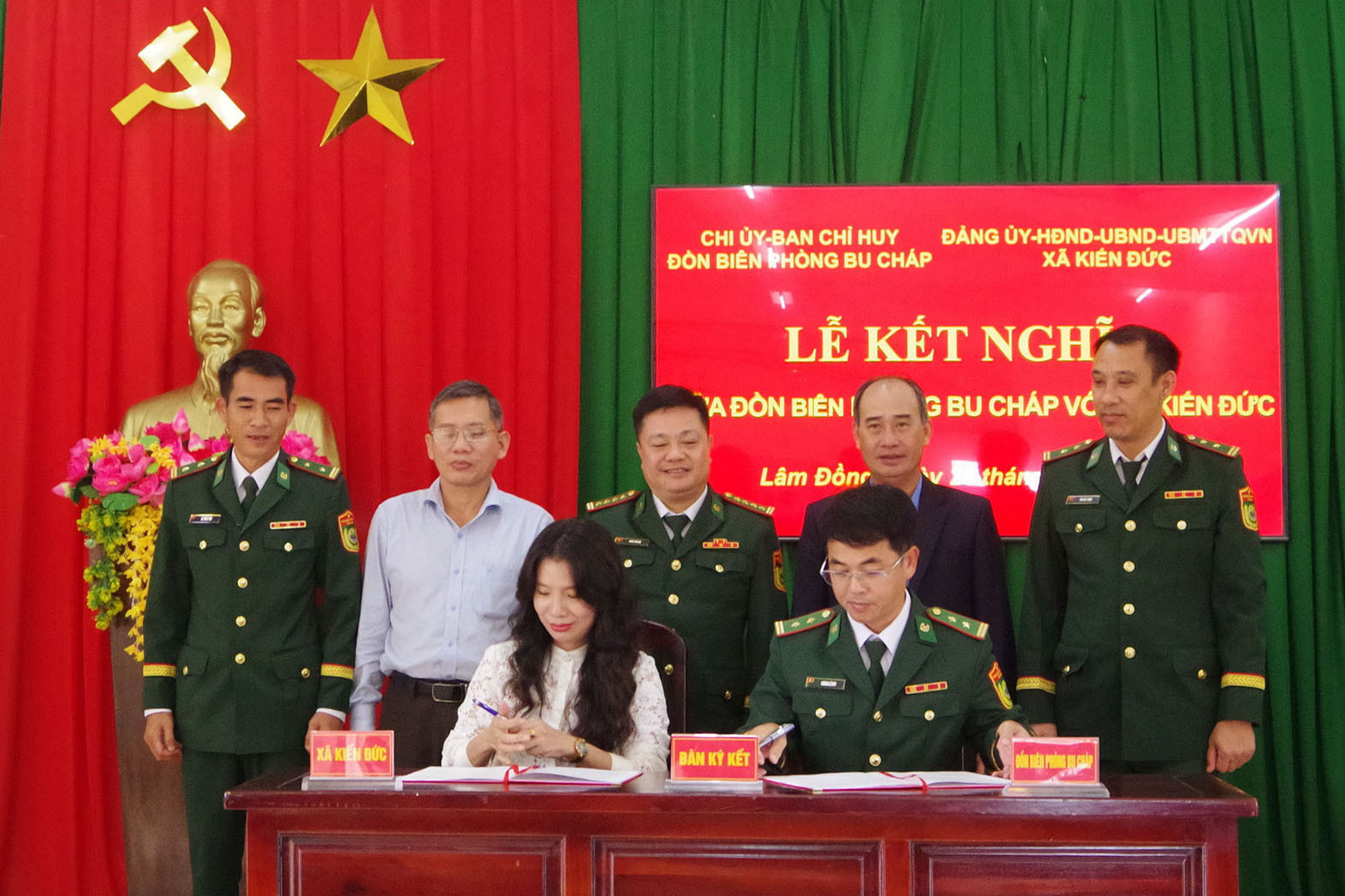 Đại diện xã Kiến Đức và Đồn Biên phòng Bu Cháp ký kết giao ước kết nghĩa