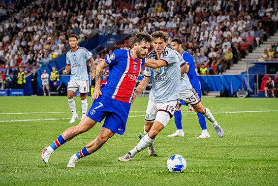 Kvaratskhelia dứt điểm ghi bàn mở tỷ số cho PSG.