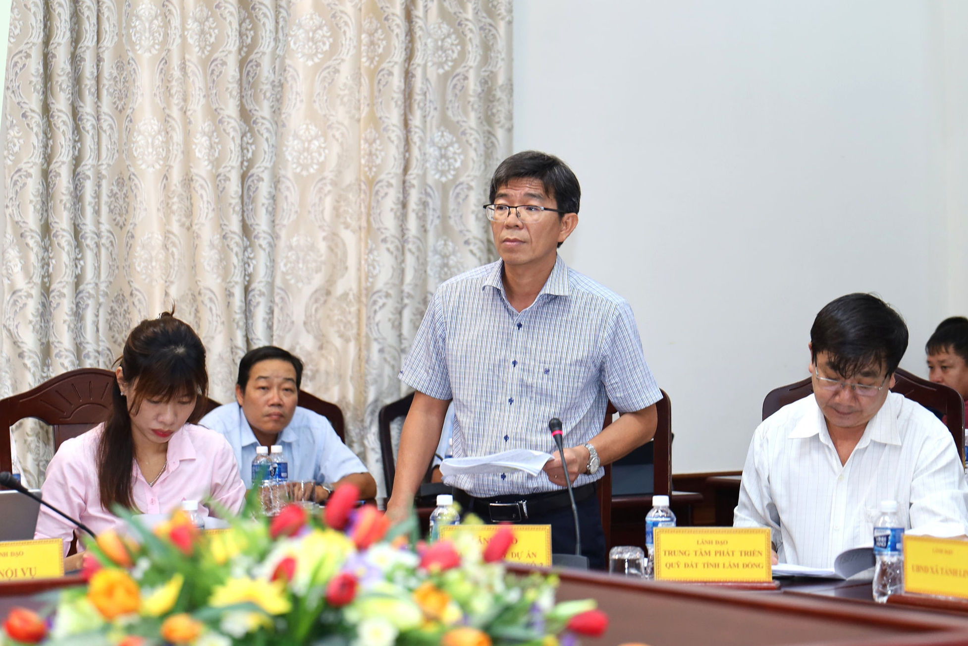 Phan Thanh Hoang, Director of Construction Investment Project Management Board No. 2, delivers a report at the meeting.