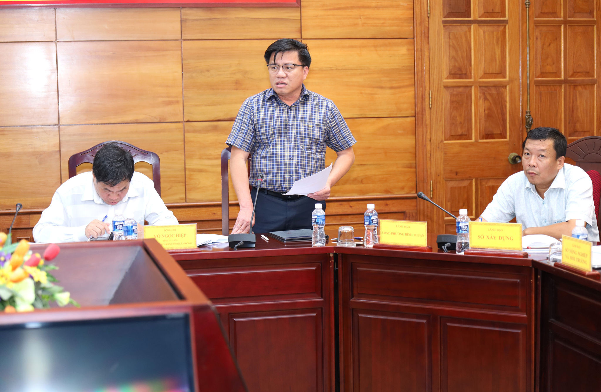 Binh Thuan Ward Chairman Nguyen Huu Trung speaks at the meeting