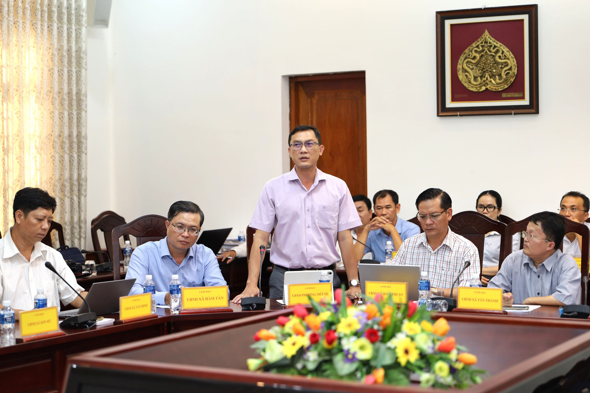 Mui Ne Ward Chairman Le Thanh Son speaks at the meeting