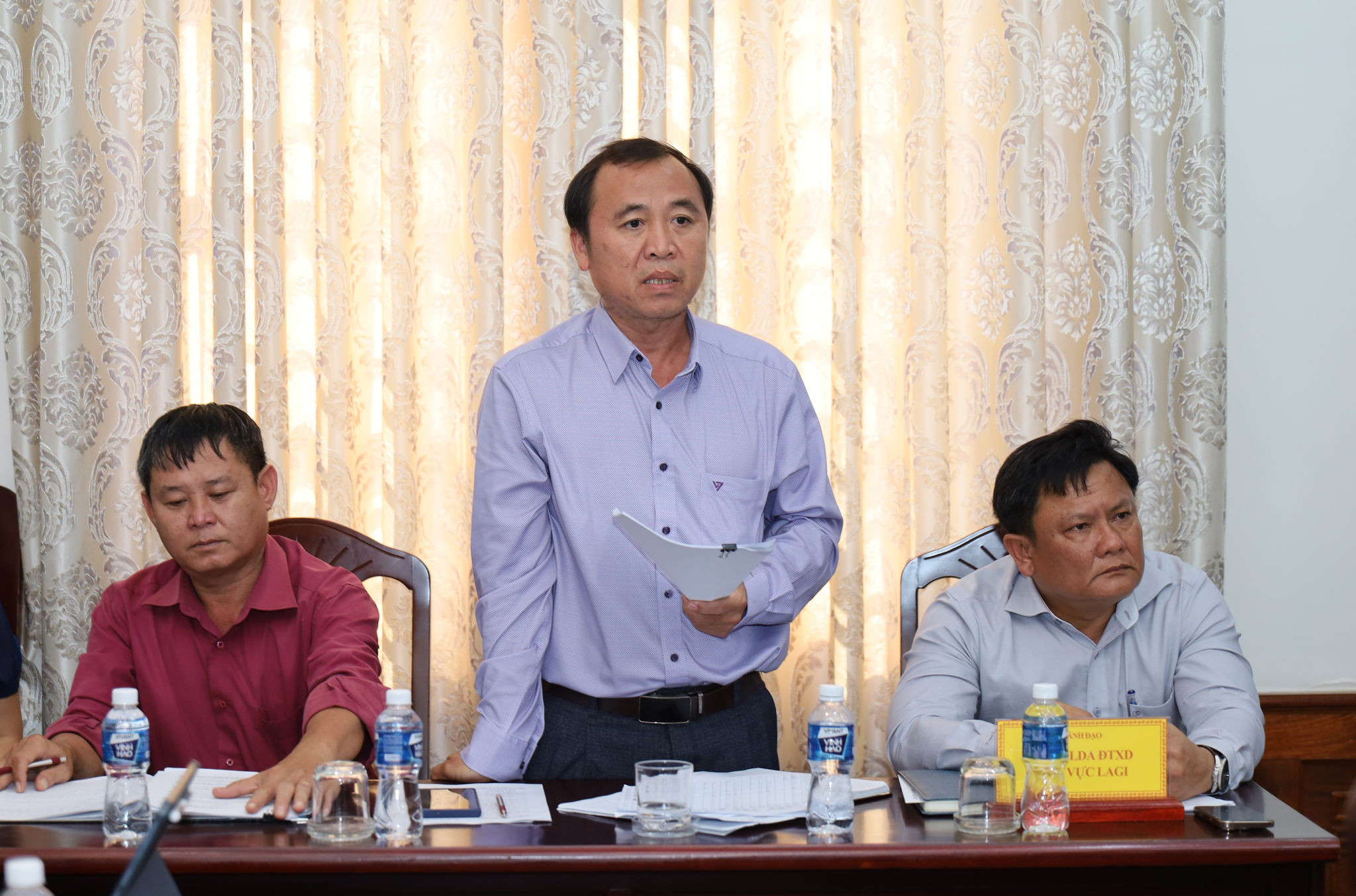 Le Minh Tien, Director of the Ham Thuan Bac Regional Construction Investment Project Management Board, speaks at the meeting