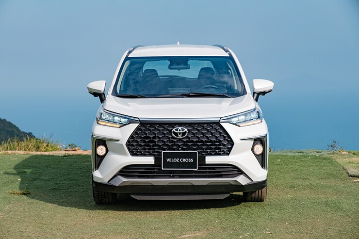 Thiết kế đầu xe Toyota Veloz Cross góc cạnh