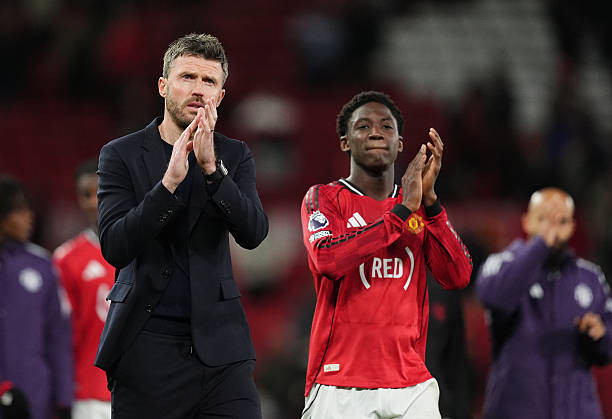Michael Carrick lên tiếng bảo vệ Kobbie Mainoo