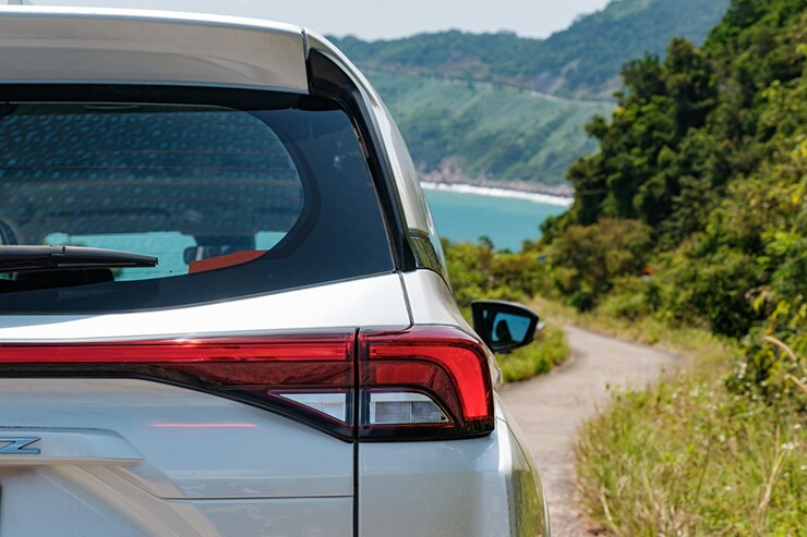 Đuôi xe Toyota Veloz Cross với dải đèn LED kéo dài