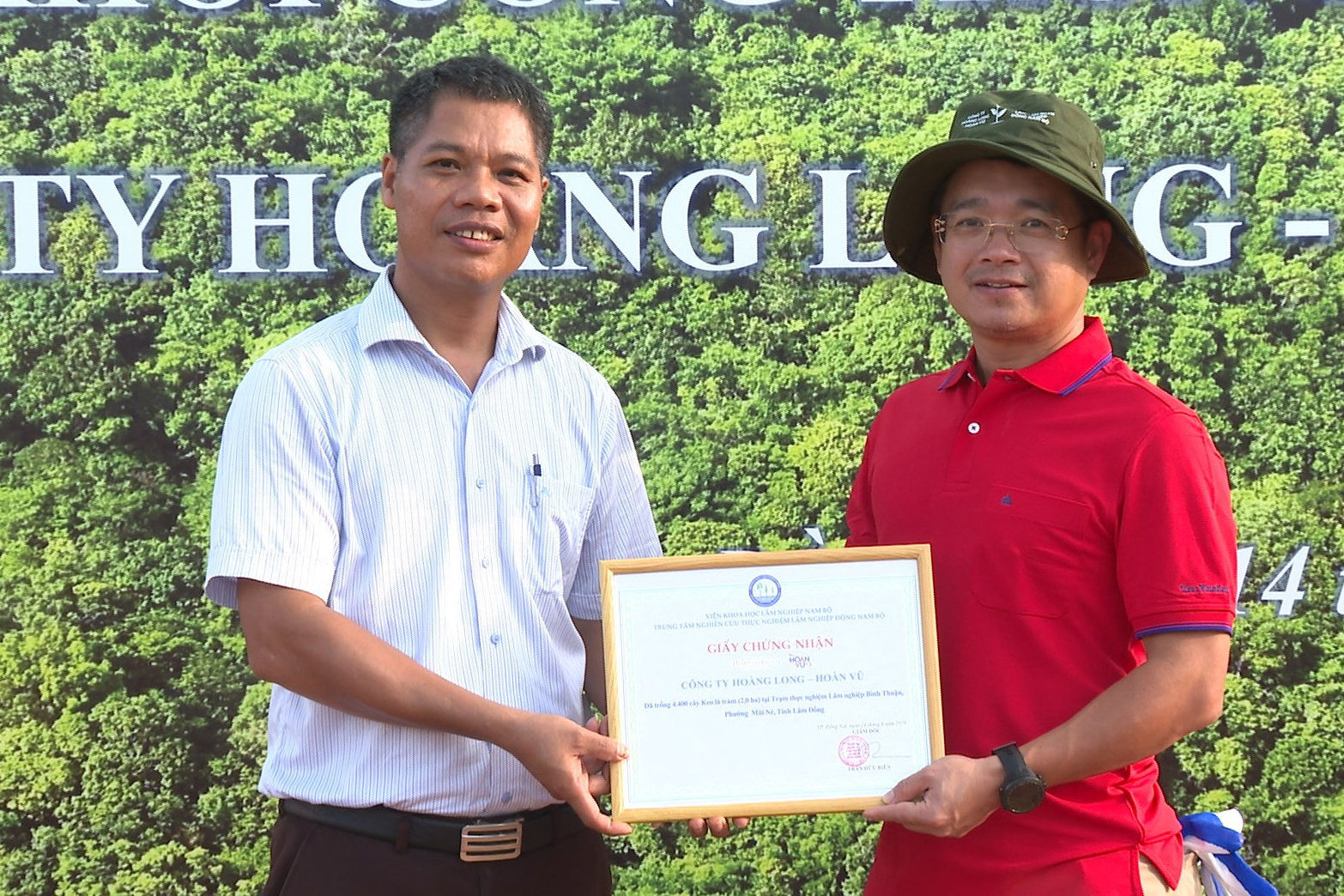 lanh-dao-trung-tam-trao-chung-nhan-trong-rung(1).jpg