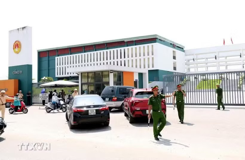 Lực lượng an ninh thực hiện công tác đảm bảo an ninh trật tự tại điểm thi trường Chuyên Tuyên Quang. (Ảnh: Quang Cường/TTXVN)