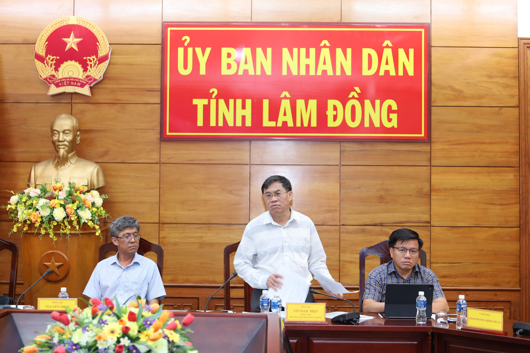 Lam Dong Provincial Party Committee member and Vice Chairman Vo Ngoc Hiep gives directions at the meeting