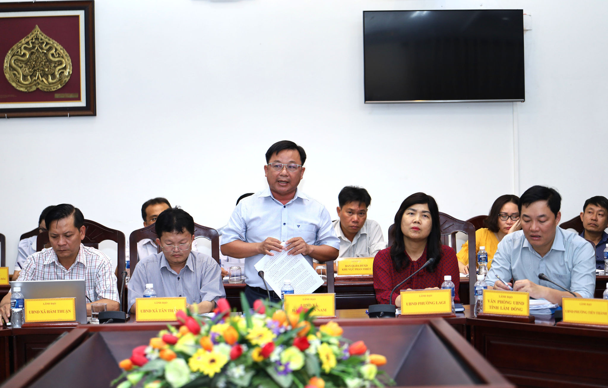 Tan Thanh Commune Vice Chairman Nguyen Dinh Ha speaks at the meeting