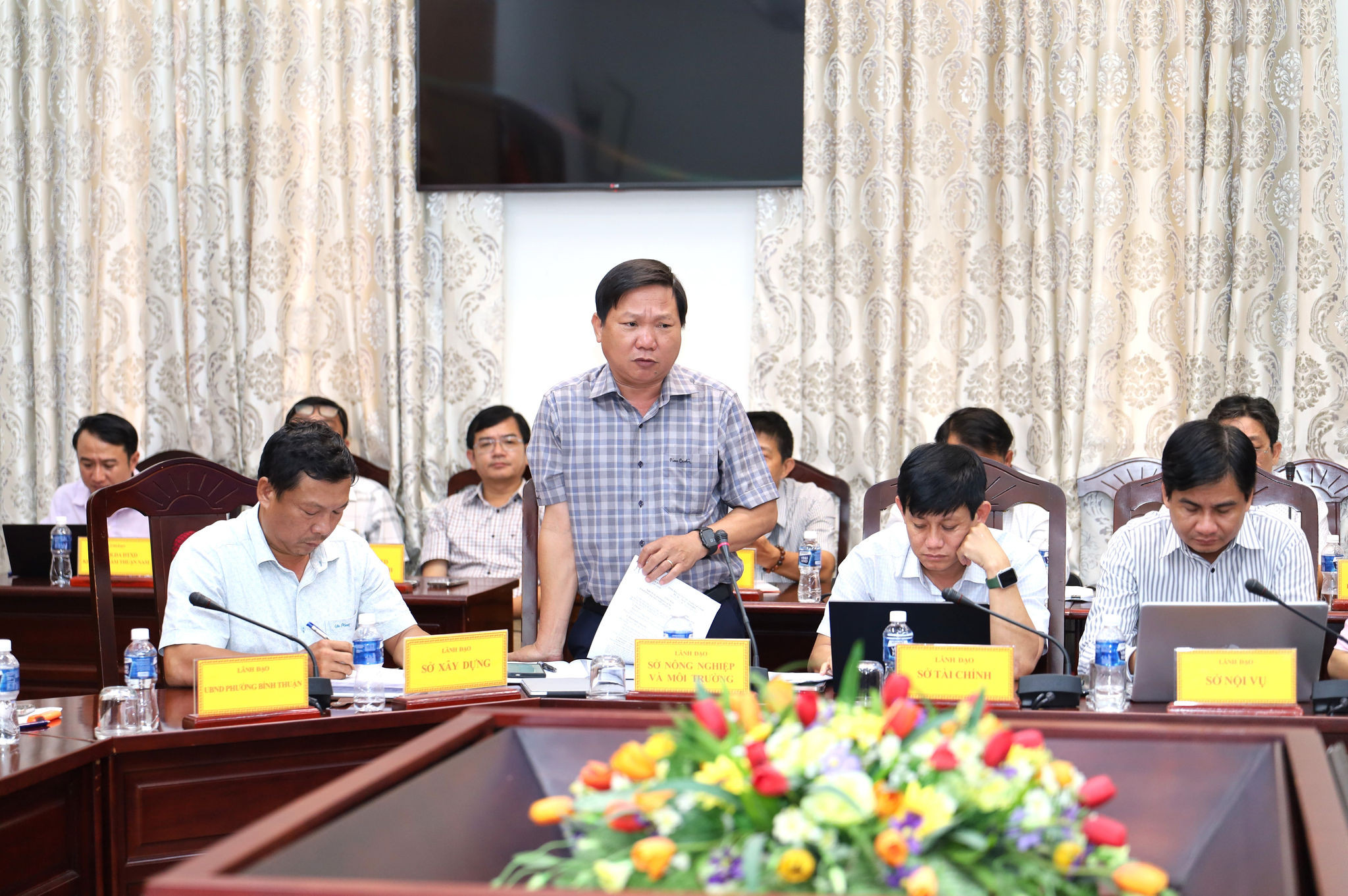 Huynh Duy Khoi, Deputy Director of the Lam Dong Department of Agriculture and Environment, speaks at the meeting