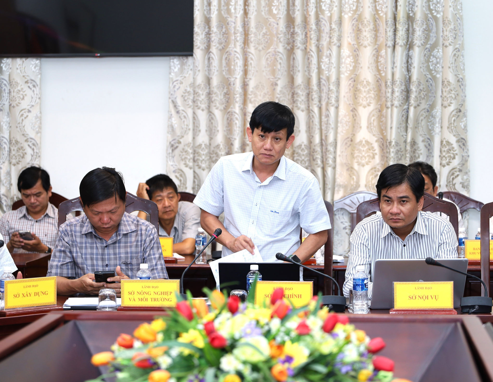 Vo Duc Tuan, Deputy Director of the Lam Dong Department of Finance, speaks at the meeting