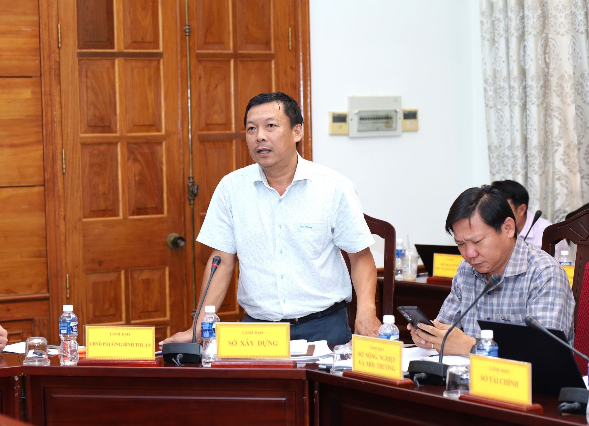 Huynh Ngoc Thanh, Deputy Director of the Lam Dong Department of Construction, speaks at the meeting