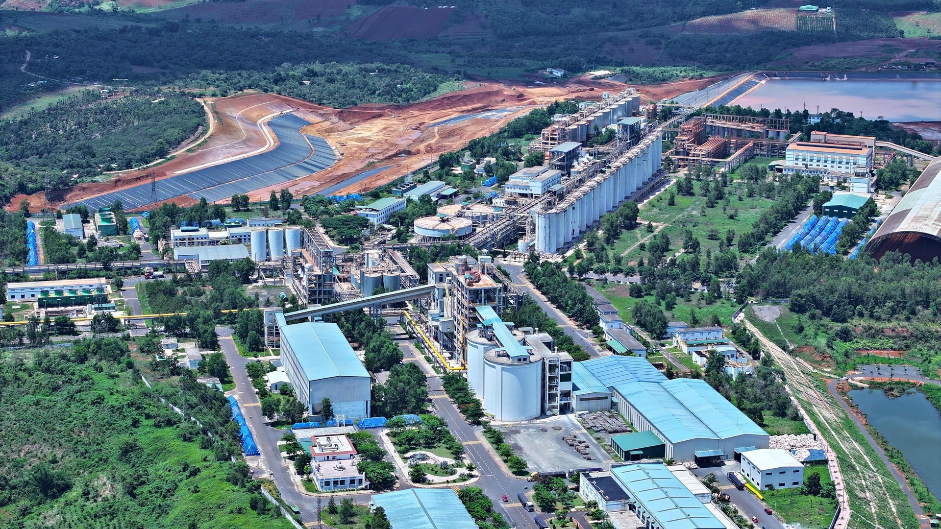 sau-sap-nhap-tinh-lam-dong-moi-co-nhieu-loi-the-voi-tru-luong-khoang-san-bo-xit-titan-lon-nhat-ca-nuoc.-trong-anh-nha-may-alumin-nhan-co-tinh-dak-nong-hien-nay.jpg