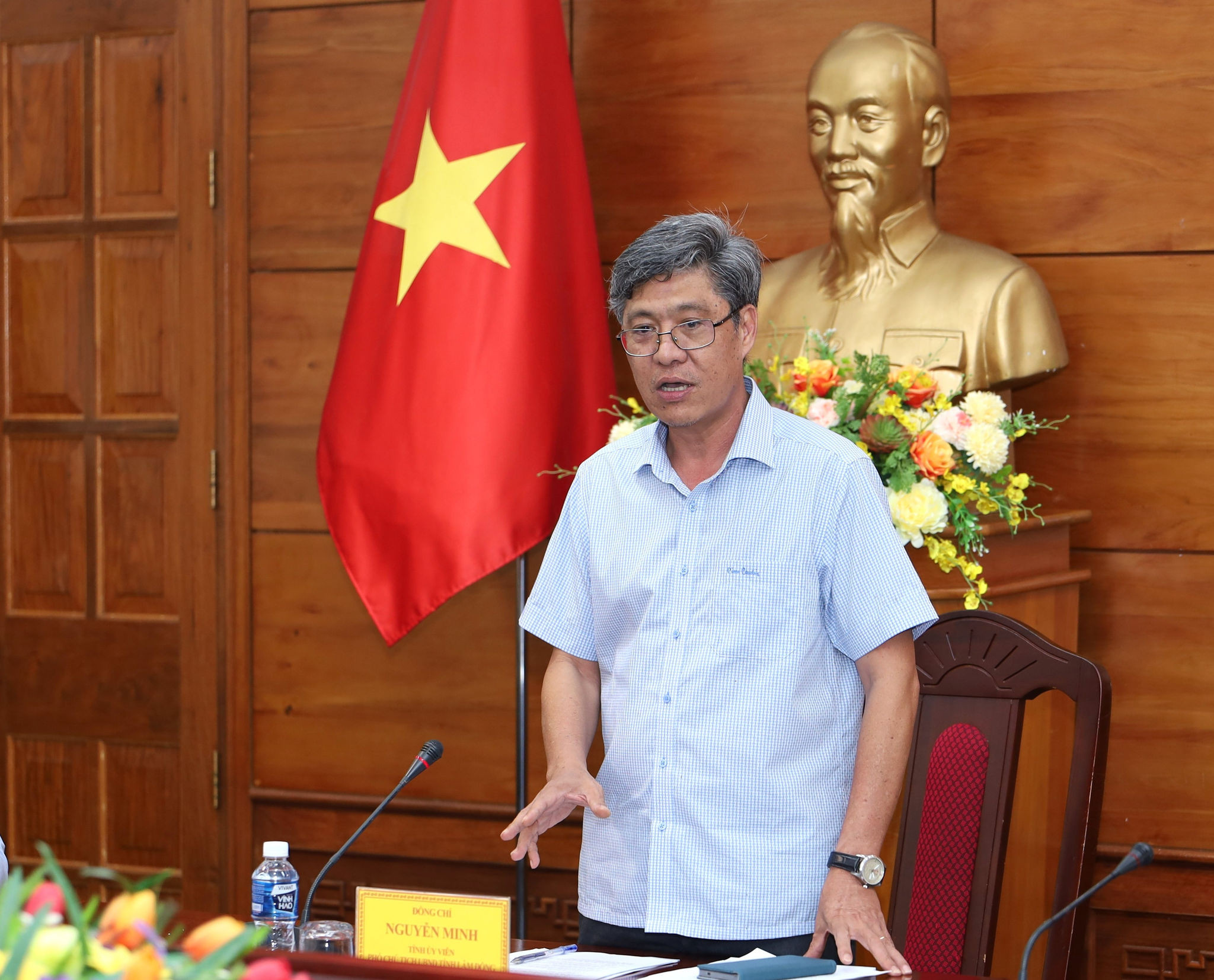 Lam Dong Provincial Party Committee member and Vice Chairman Nguyen Minh gives directions at the meeting