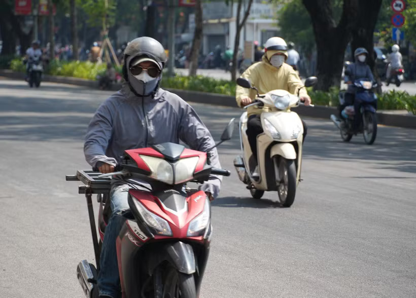 Người dân Huế ứng phó với đợt nắng nóng gay gắt. (Ảnh: Nguyên Lý/TTXVN)