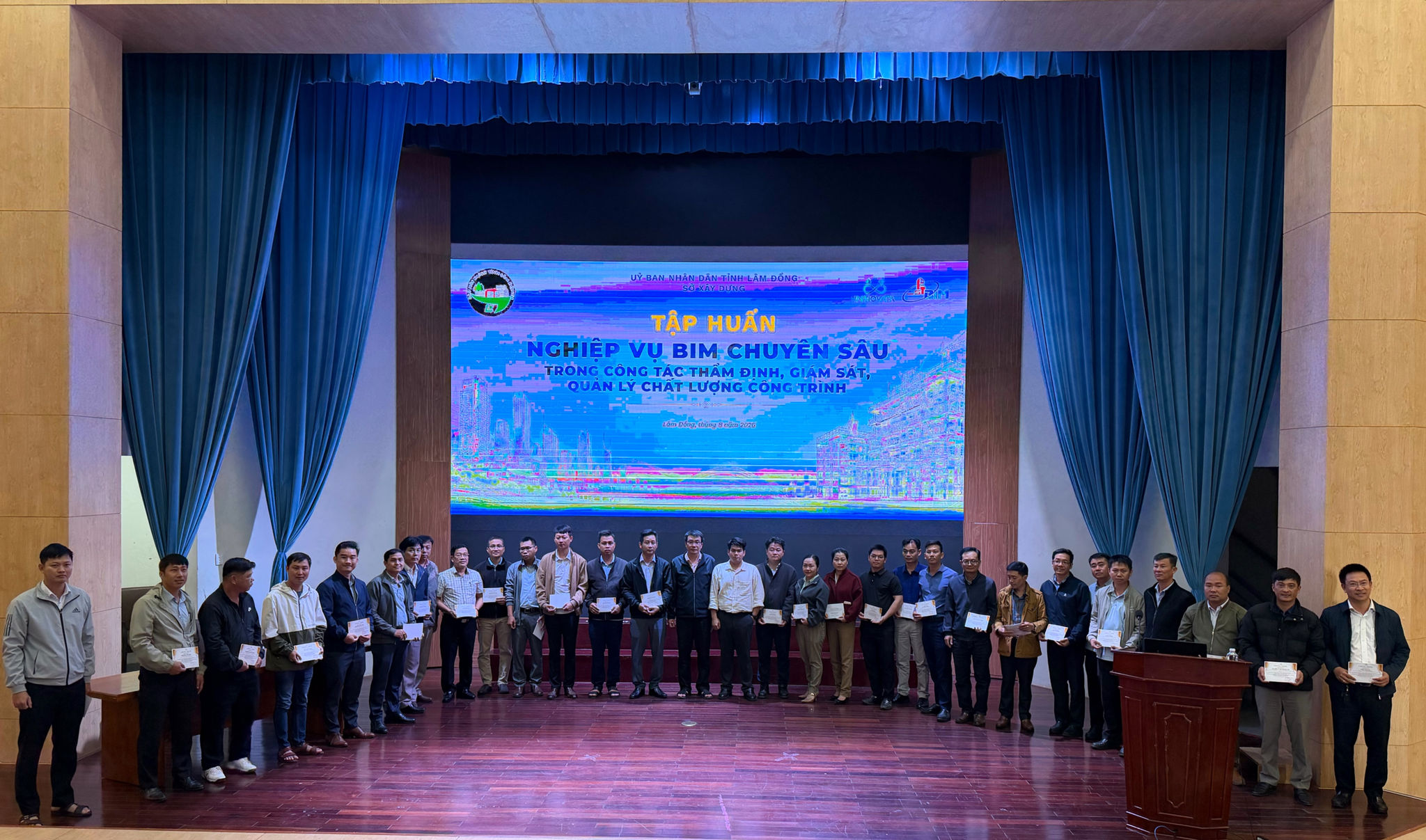 Các học viên khu vực Đà Lạt được trao chứng nhận sau khóa học