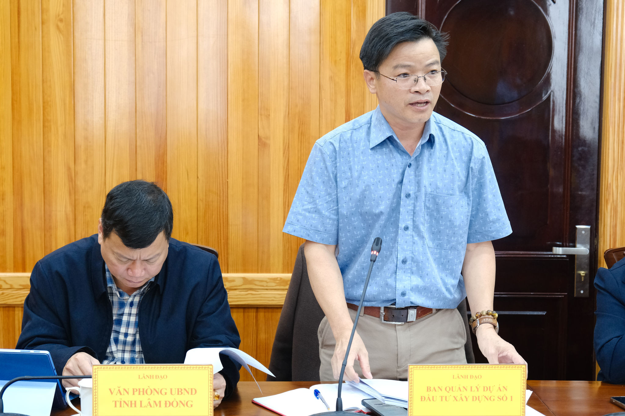 Tran Van Hiep, Acting Director of Lam Dong Construction Investment Project Management Board No. 1, speaks at the meeting