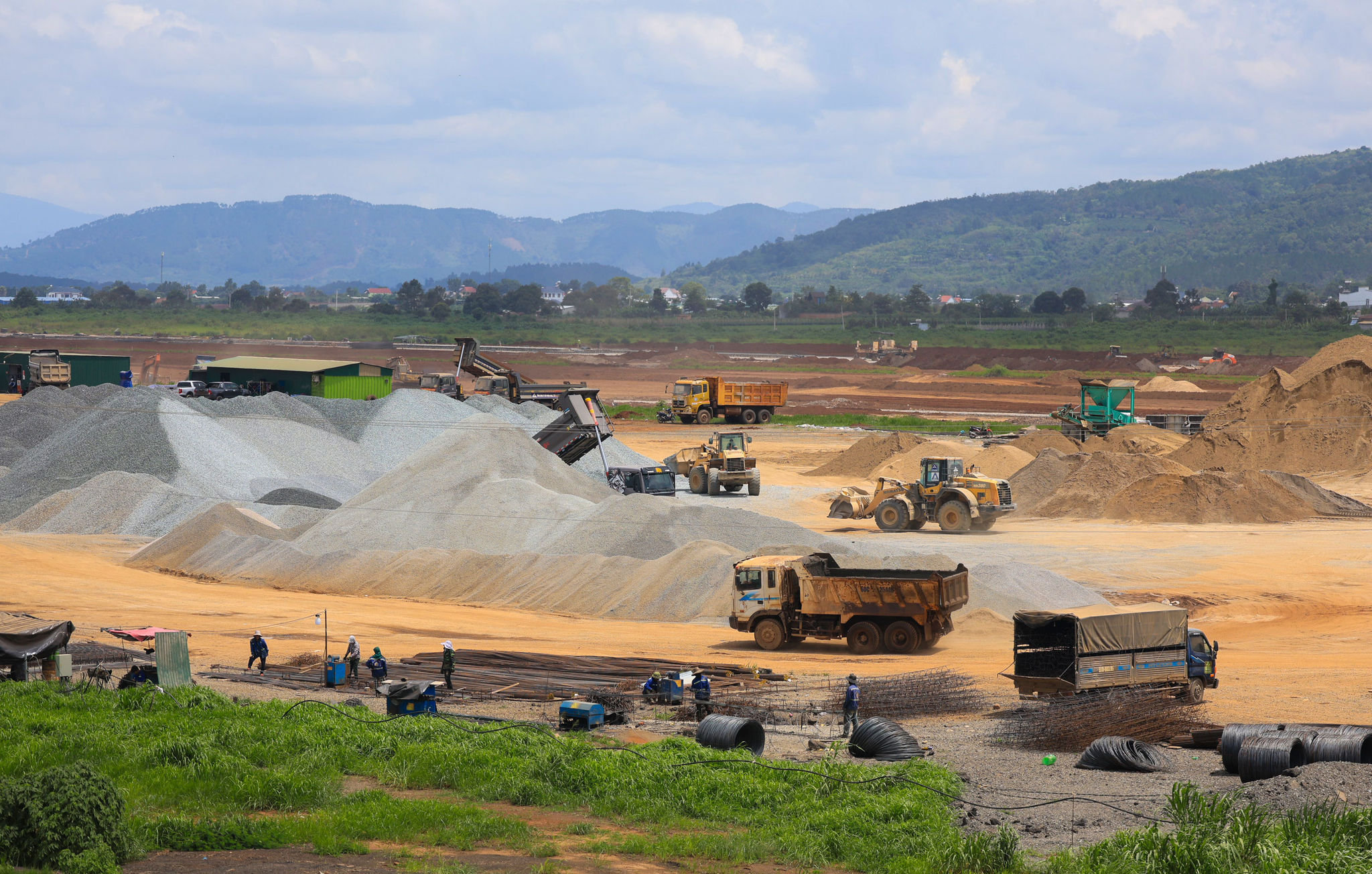 Contractors accelerate construction at Lien Khuong International Airport - Photo: Nguyen Nghia