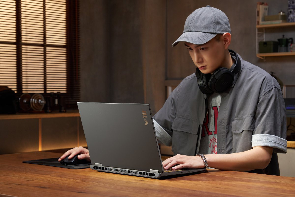 Thiết kế bản lề mở 180 độ và cổng kết nối bố trí phía sau của ASUS TUF Gaming 16