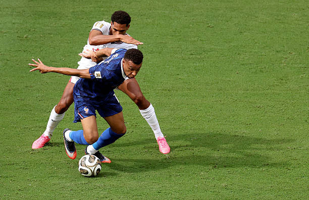 Jarell Quansah đối đầu với Mbappe ở World Cup. Ảnh: Getty Images.