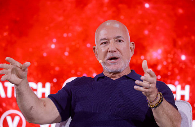 Bezos và các cộng sự mua lại 1/3 cổ phần của Liverpool.